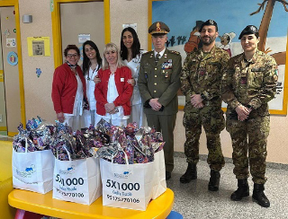 Pasqua di solidarietà al Mazzoni: il 235° Reggimento “Piceno” porta uova e sorrisi ai bambini in Pediatria